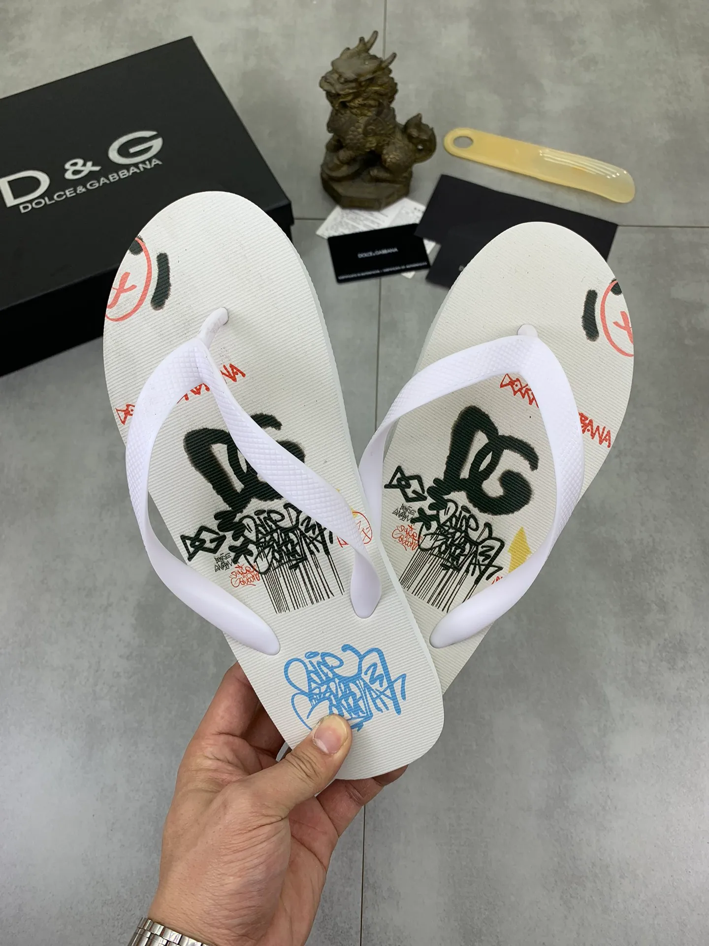Men's Men's Shoes💰P220💰[New Style]🆘[DG]Official Website Couple🧑‍🤝‍🧑Hot-selling Dolce & Gabbana Men's Flip-Flops are on sale at the counter simultaneously! Original fabric imported from Italy. Original bottom provided by the original factory. Size: Adult 36-45. Children’s size: 30-37. Multiple colors available.